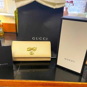 Lightly used Gucci Petite bow wallet with bag, box and cloth storing bag.